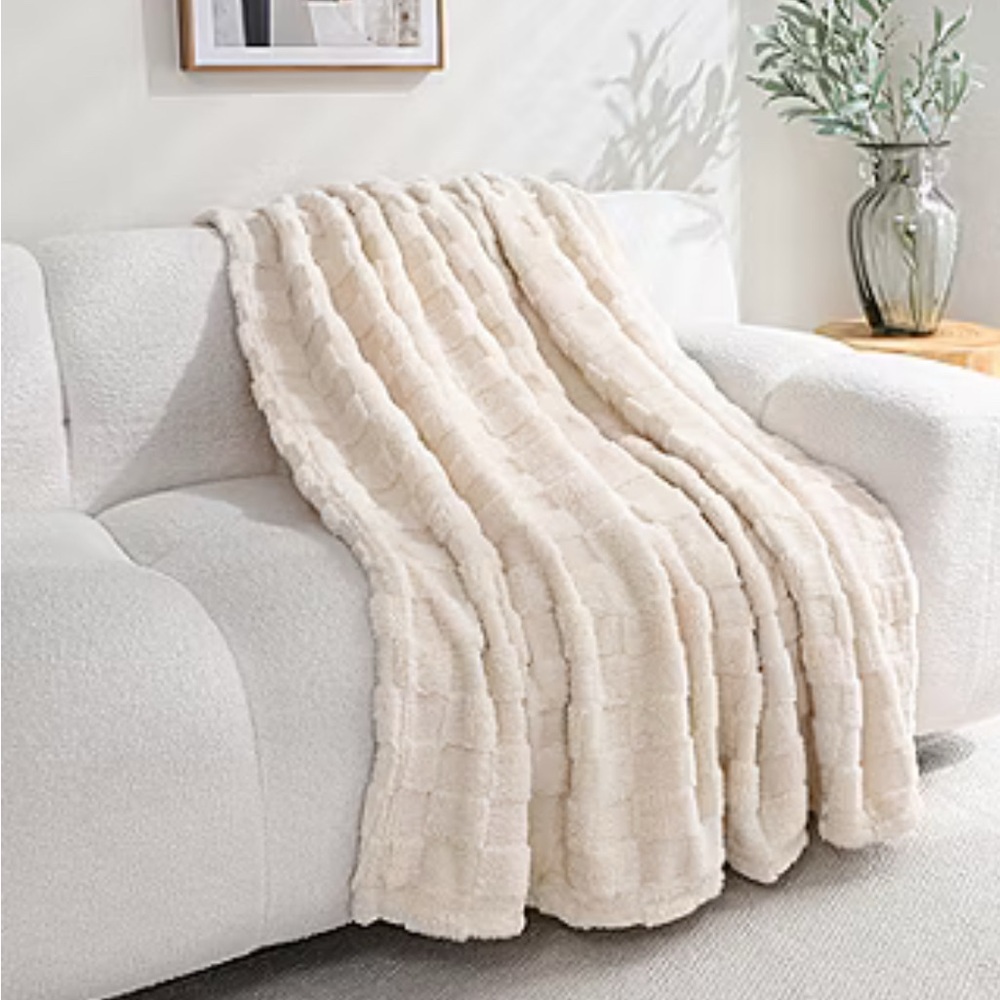 Plush Cream Faux Fur Throw Blanket - Luxury Softness